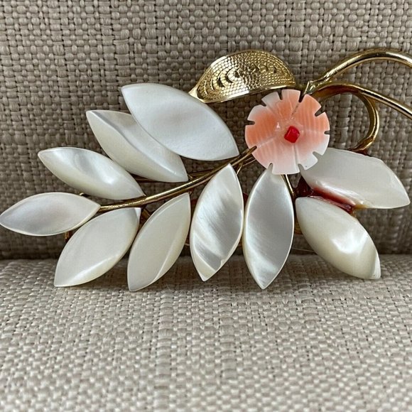 Vintage Pin White/Gold Tone Leaf Brooch Pin - Picture 3 of 10